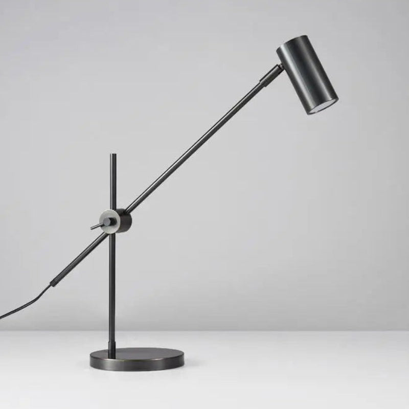 Lampe de bureau led noire mate sur un bureau blanc et fond gris