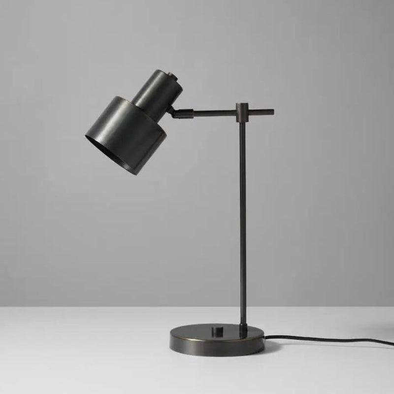 Lampe de Bureau LED Noire sur un bureau blanc