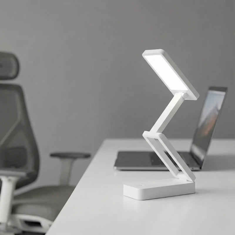 Lampe de Bureau LED Pliable à Pile placée sur un espace de bureau 