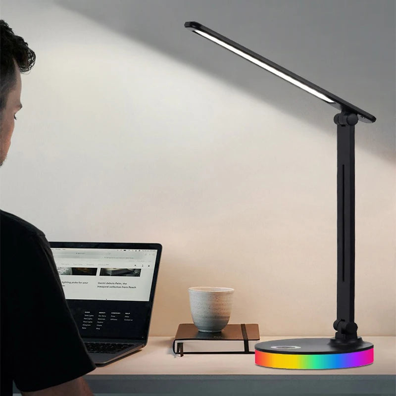 Lampe de Bureau LED Socle RGB sur un espace de travail blanc