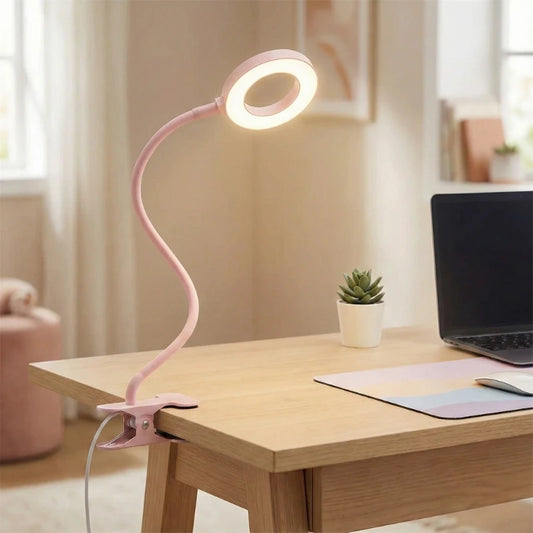 Lampe de Bureau À Pince pour Enfants Rose sur un bureau en bois clair