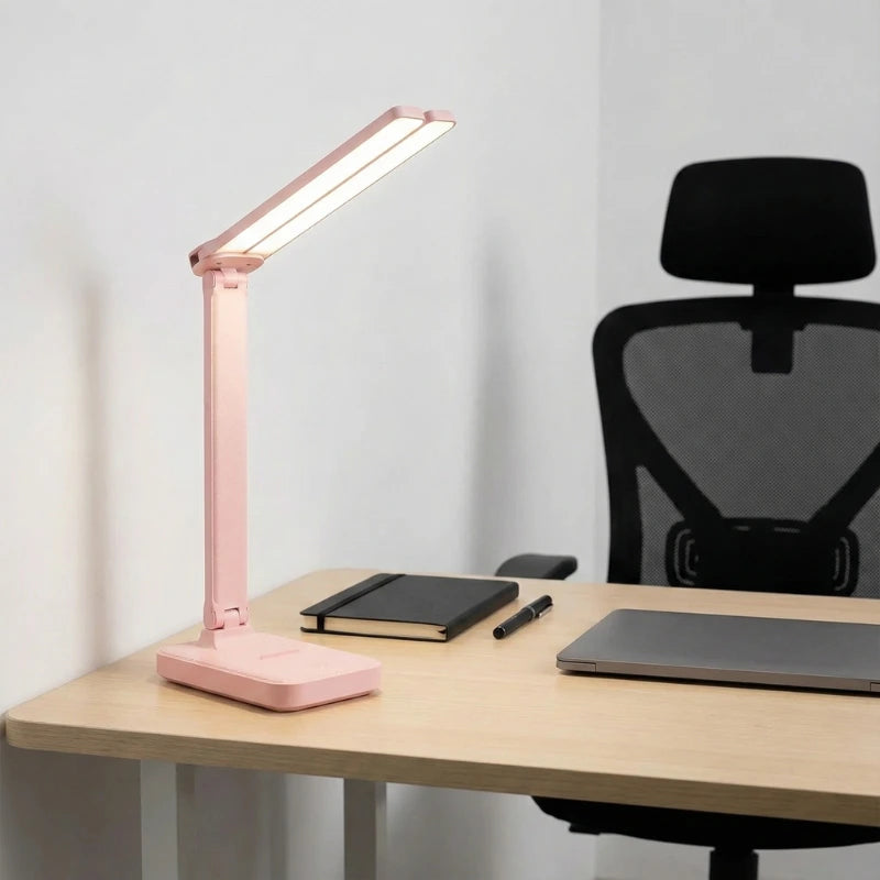 Lampe de Bureau LED Rose Sans Fil sur un espace de travail en bois clair