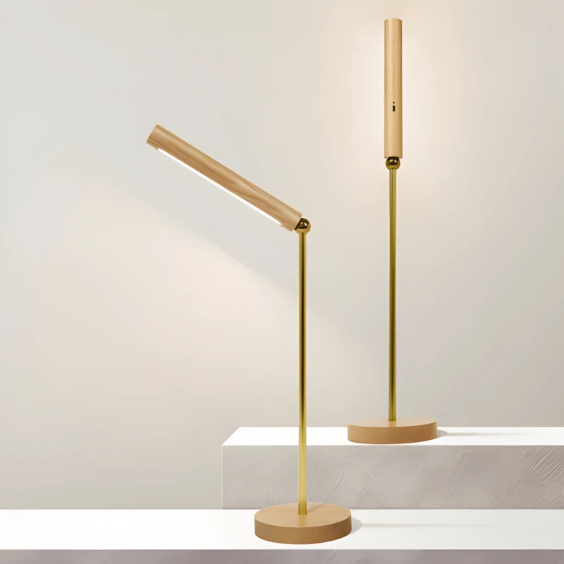 Lampe de bureau LED rotative 360° au-dessus d'un plan de travail blanc