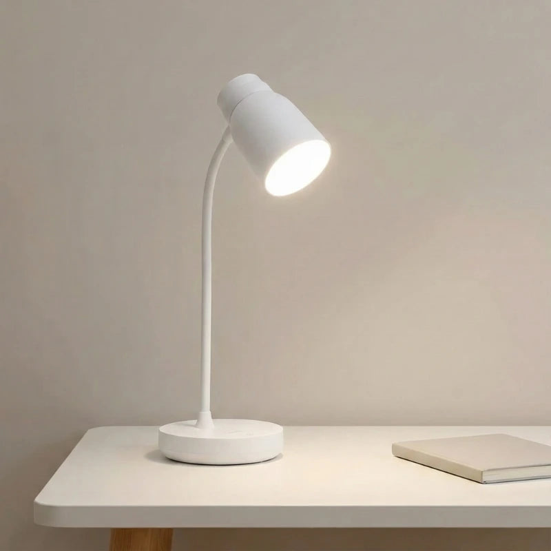 Lampe de Bureau LED Blanche Sans Fil placée sur un bureau blanc