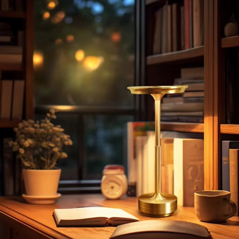 Lampe de bureau LED sans-fil dorée sur un bureau moderne