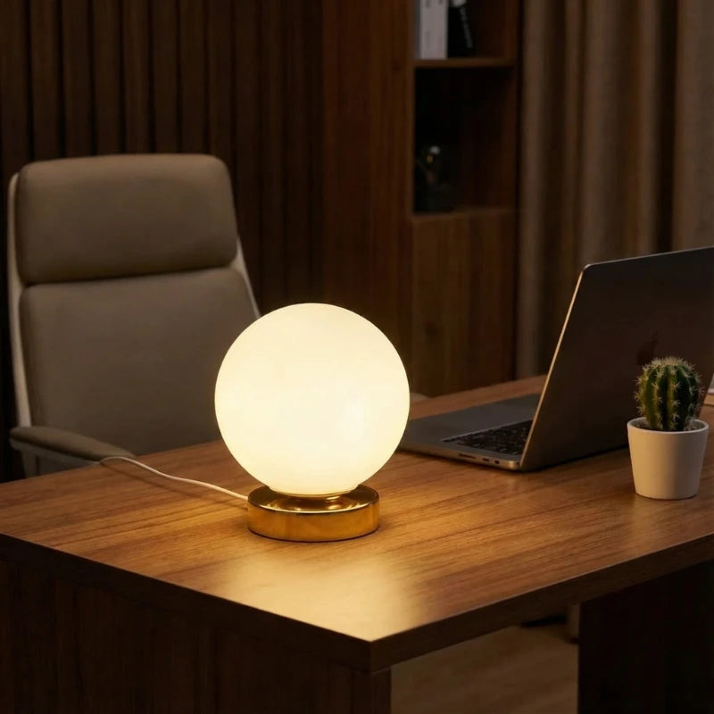 Lampe de Bureau LED Sphère Lumineuse posée sur un espace de travail 