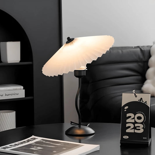 Lampe de bureau style nordique LED sur un bureau noir