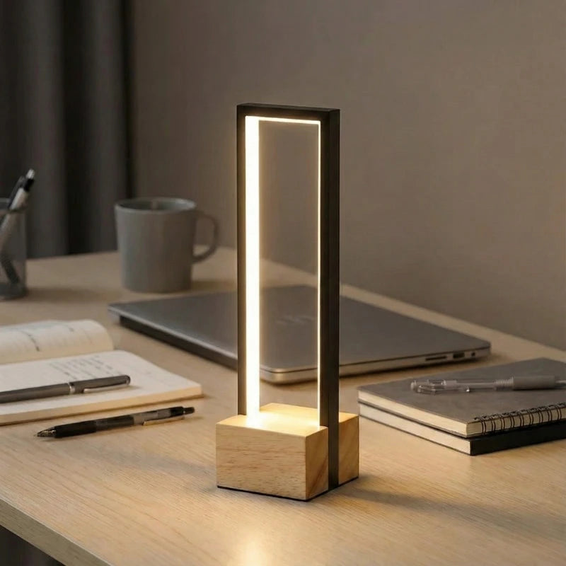 Lampe de Bureau LED USB en Bois noire au-dessus d'un espace de travail