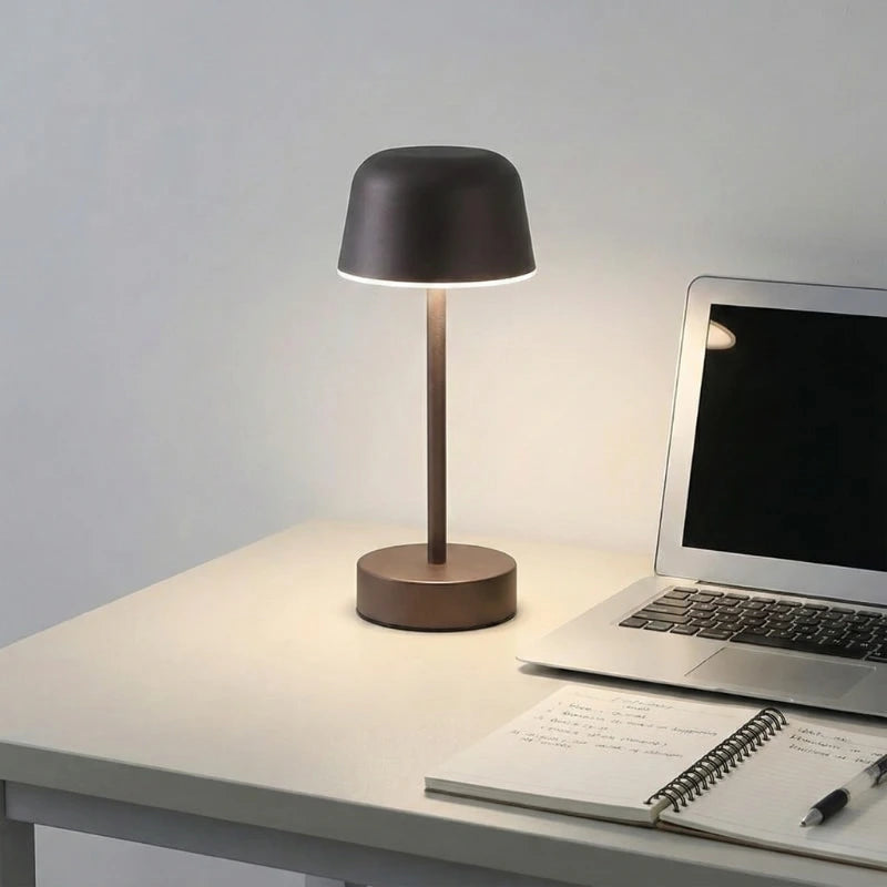 Lampe de Bureau LED USB Rechargeable placée sur un espace de travail blanc