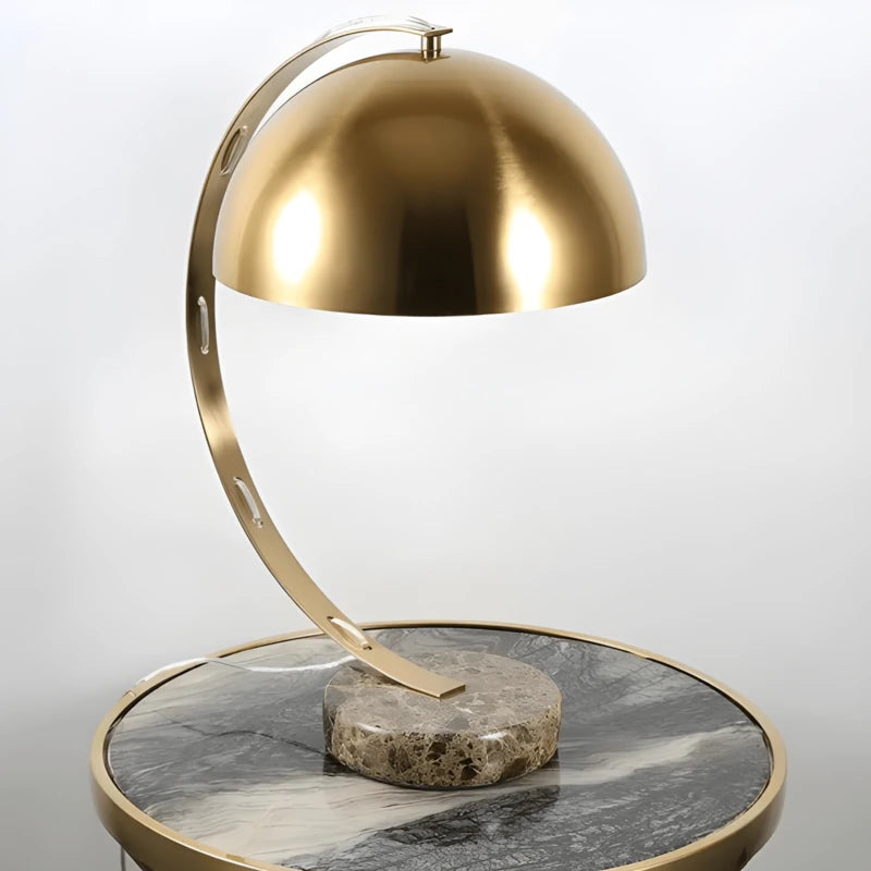 Lampe de Bureau Design Marbre Doré Milano sur une table basse en marbre noir