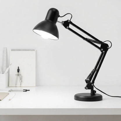 Lampe de Bureau Architecte sur Pied Acier au premier plan d'un espace de travail minimaliste blanc