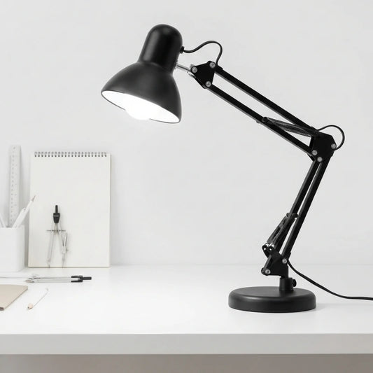 Lampe de Bureau Architecte sur Pied Acier au premier plan d'un espace de travail minimaliste blanc