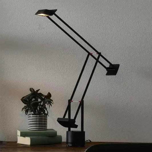 Lampe de Bureau Articulée Tizio sur un bureau marron