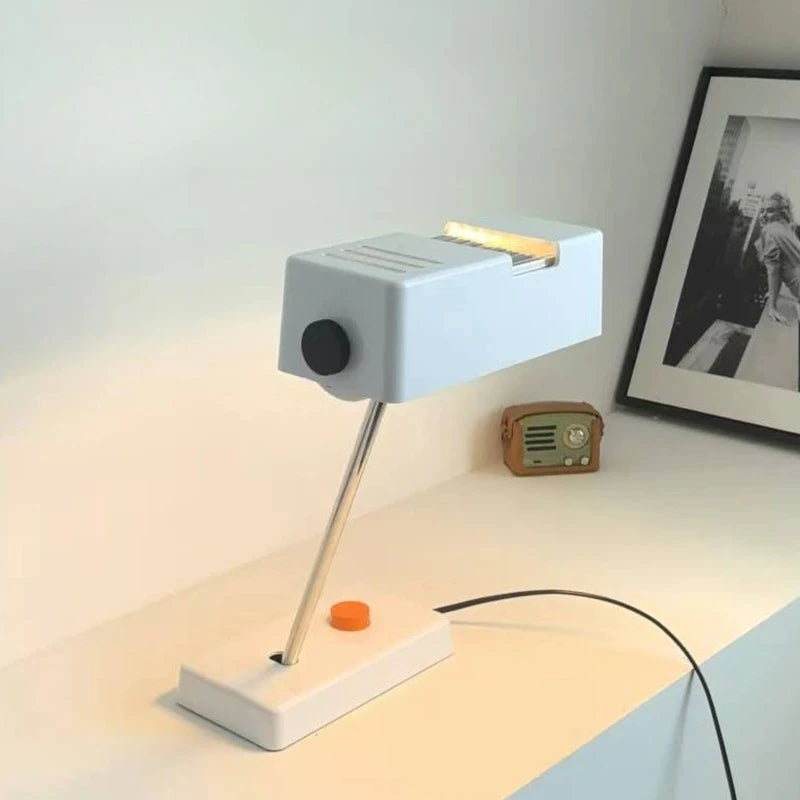Lampe de Bureau Vintage 60's sur un bureau blanc