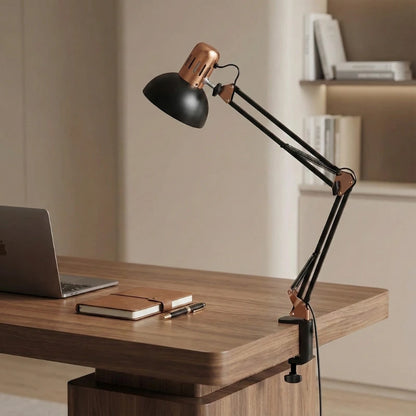 Lampe de Bureau Vintage à Pince noire configurée sur un espace de travail en bois