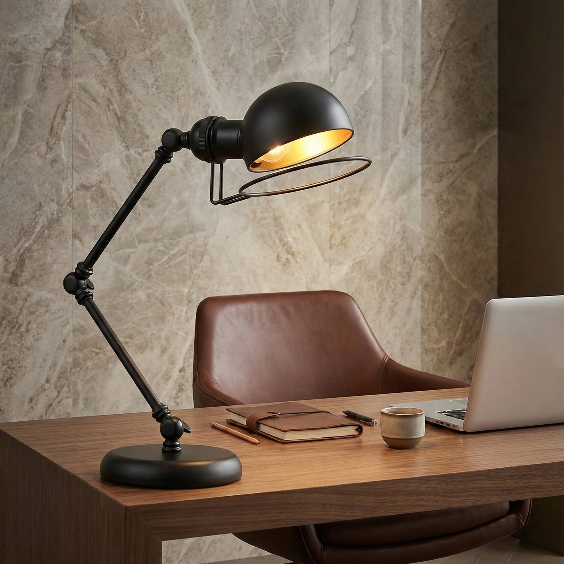 Lampe de Bureau Vintage Architecte Noire placée au-dessus d'un espace de travail en bois massif