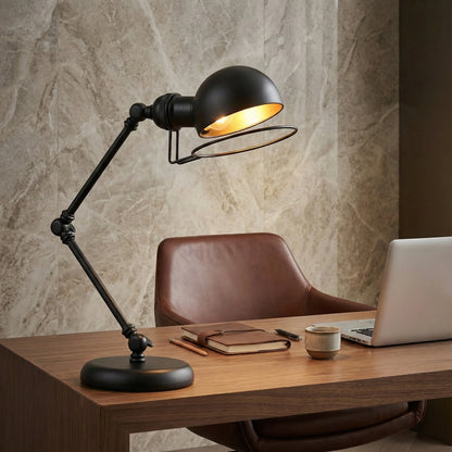 Lampe de Bureau Vintage Architecte Noire placée au-dessus d'un espace de travail en bois massif