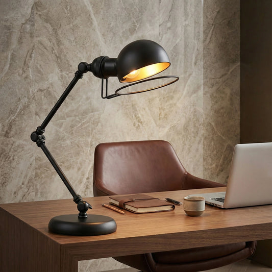 Lampe de Bureau Vintage Architecte Noire placée au-dessus d'un espace de travail en bois massif