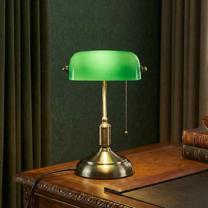 Lampe de Bureau Vintage Banquier sur un espace de travail en bois foncé