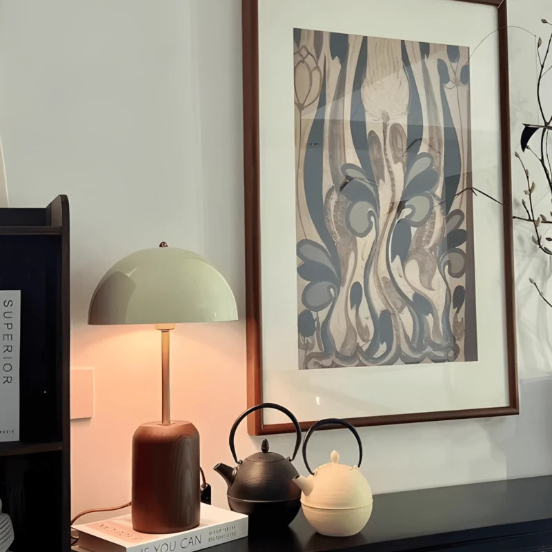 Lampe de Bureau Vintage Bois Massif posée sur un petit bureau noir