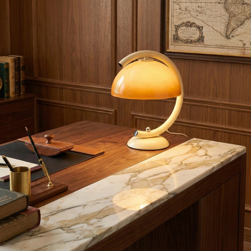 Lampe de Bureau Vintage Champignon Années 60 posée sur un espace de travail moderne