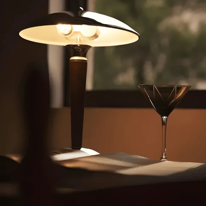 Lampe de Bureau Vintage Bois & Chrome sur une table de lecture