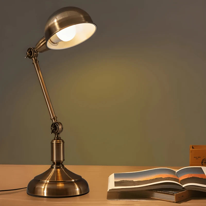 Lampe de bureau vintage classique installée sur un large espace de lecture