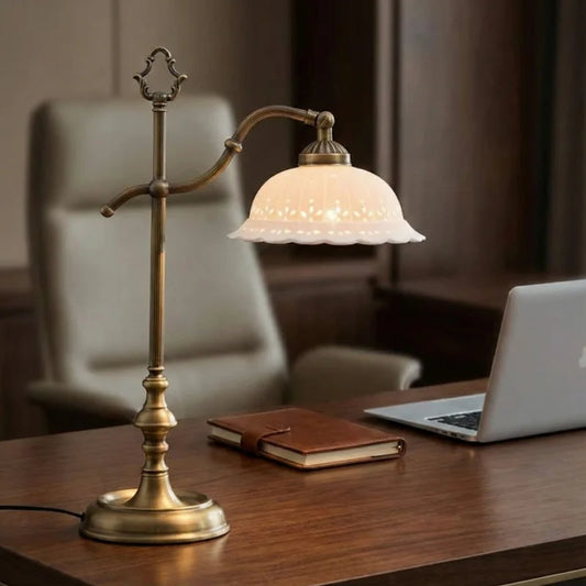 Lampe de Bureau Vintage Élégance Dorée sur un espace de travail en bois épais