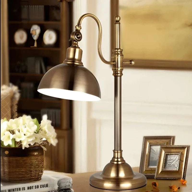 Lampe de bureau vintage en laiton sur un bureau ancien 