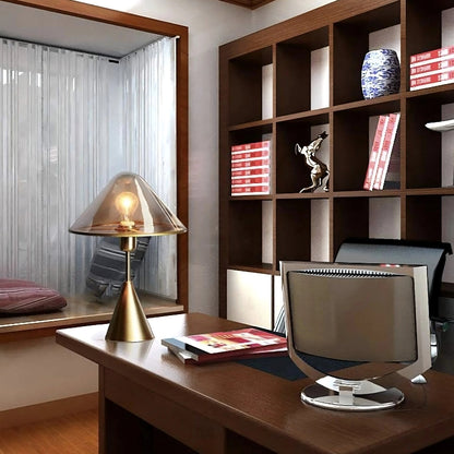 Lampe de Bureau Vintage Mid-Century au-dessus d'un bureau en bois épais