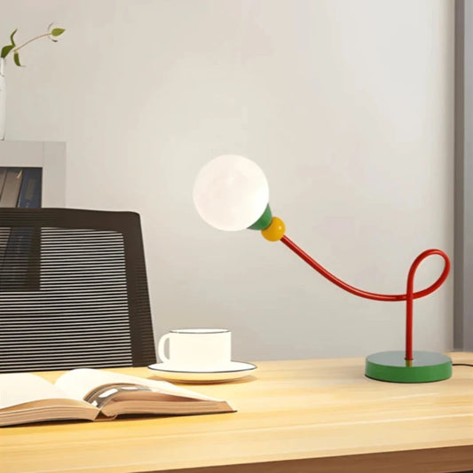 Lampe de bureau enfant colorée sur un bureau en bois clair