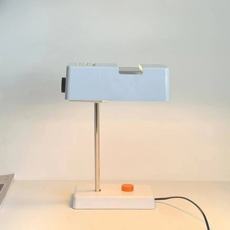 Lampe de Bureau Vintage 60's placée sur une commode blanche