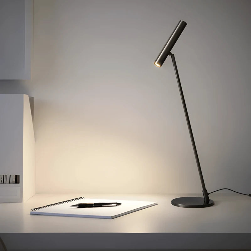 Lampe de bureau noire LED Élégance Nordique posée sur un bureau blanc