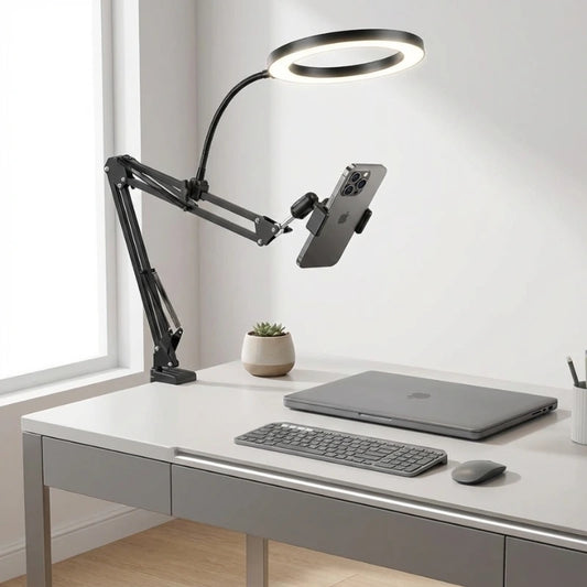 Lampe de Bureau Anneau LED Selfie placée sur le côté gauche d'un espace de travail gris clair