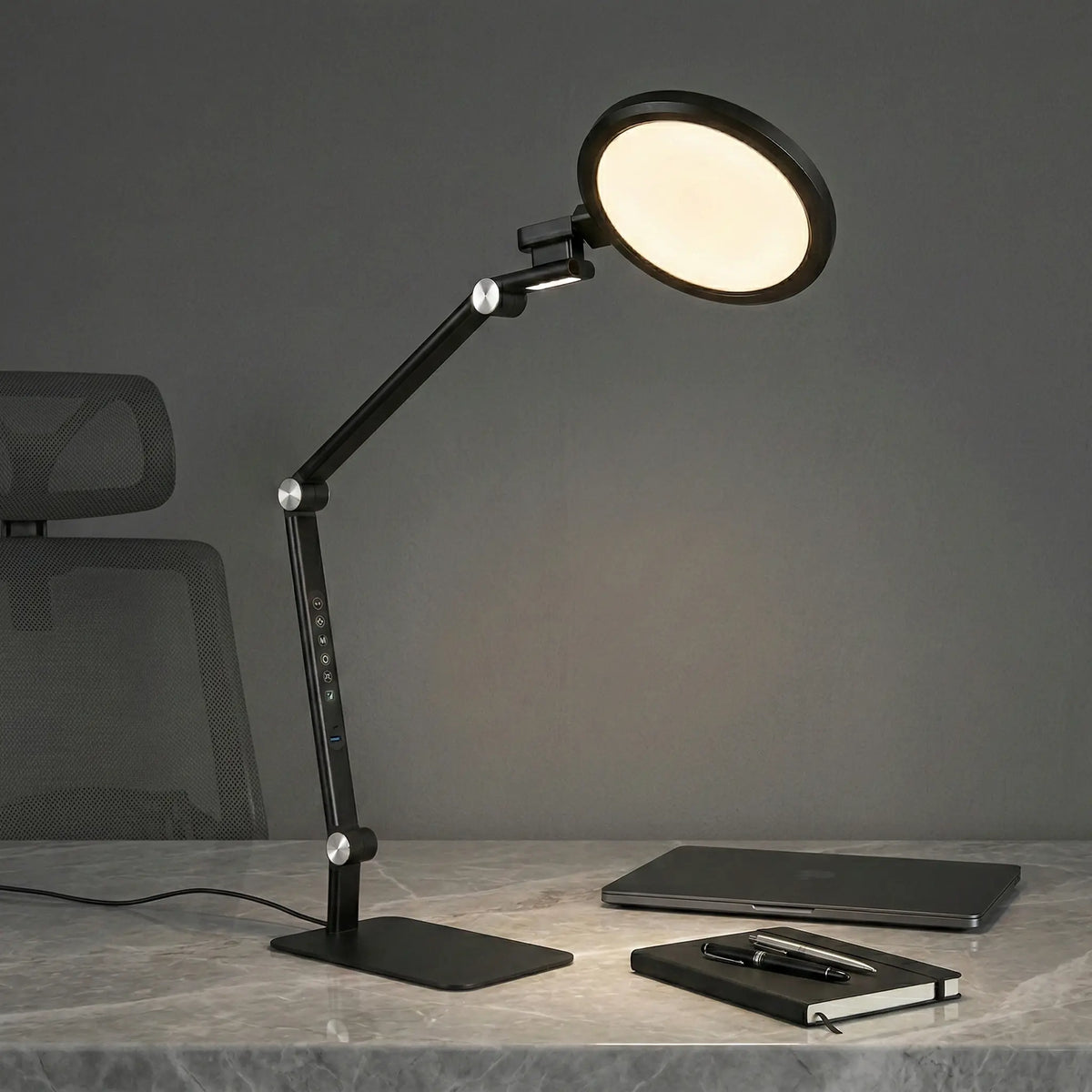 Lampe de Bureau Anneau LED sur un espace de travail en marbre blanc