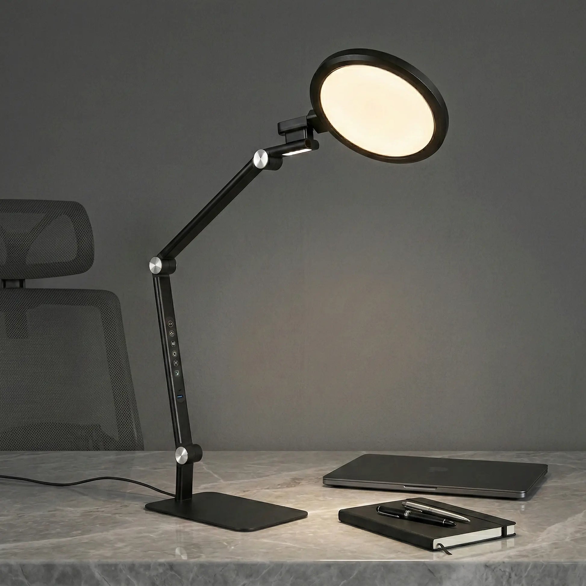 Lampe de Bureau Anneau LED sur un espace de travail en marbre blanc