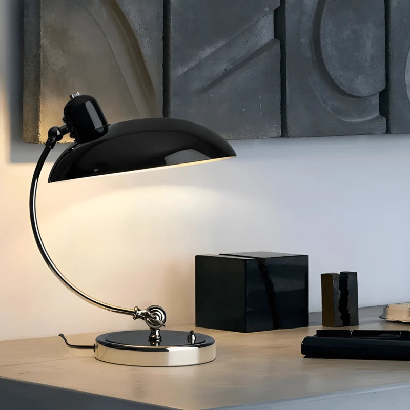 Lampe de bureau style années 50 noire placée sur un bureau moderne
