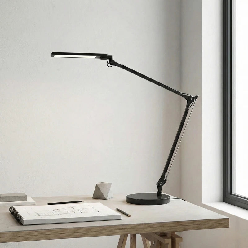 Lampe de Bureau LED Architect Flex au-dessus d'un bureau en bois