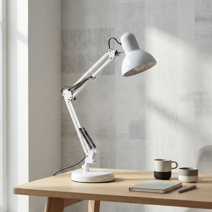 Lampe de Bureau Articulée Blanche sur un bureau en bois clair
