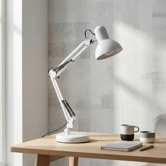 Lampe de Bureau Articulée Blanche sur un bureau en bois clair