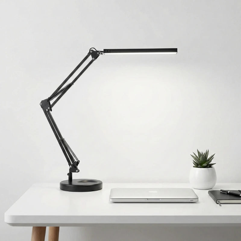 Lampe de Bureau Articulée en Métal placée sur un espace de travail blanc