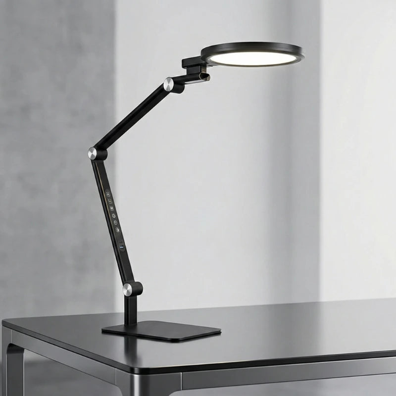 Lampe de Bureau Articulée 135° sur un bureau en métal noir