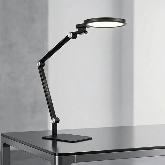 Lampe de Bureau Articulée 135° sur un bureau en métal noir
