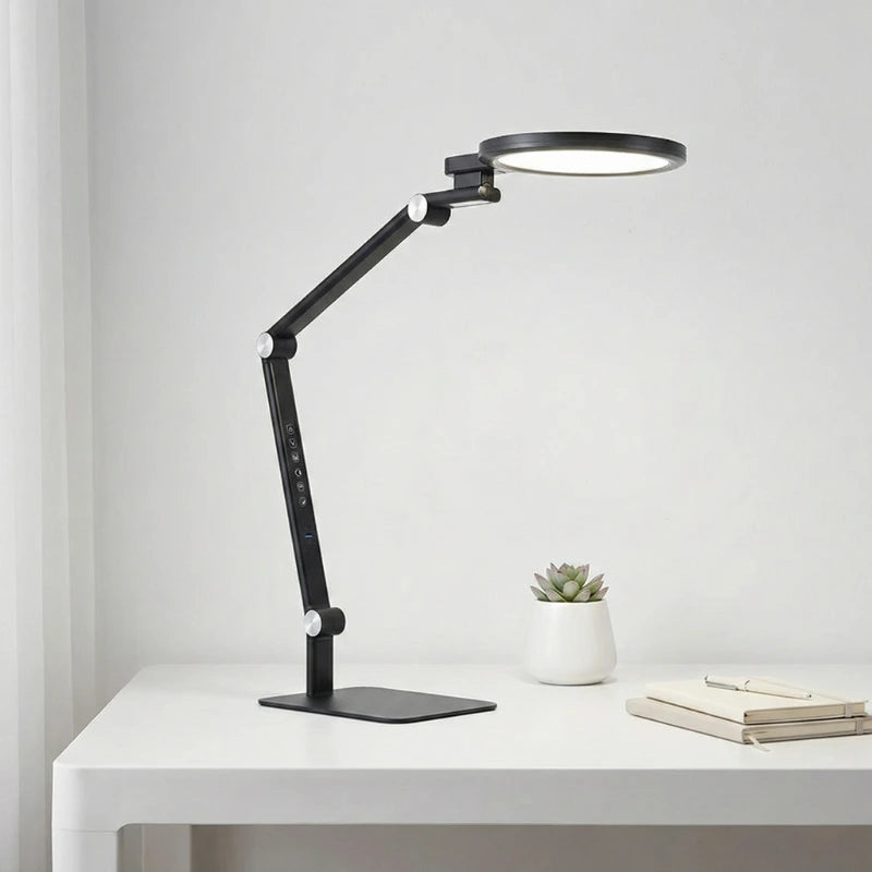 Lampe de Bureau Articulée 135° au-dessus d'un espace de travail blanc