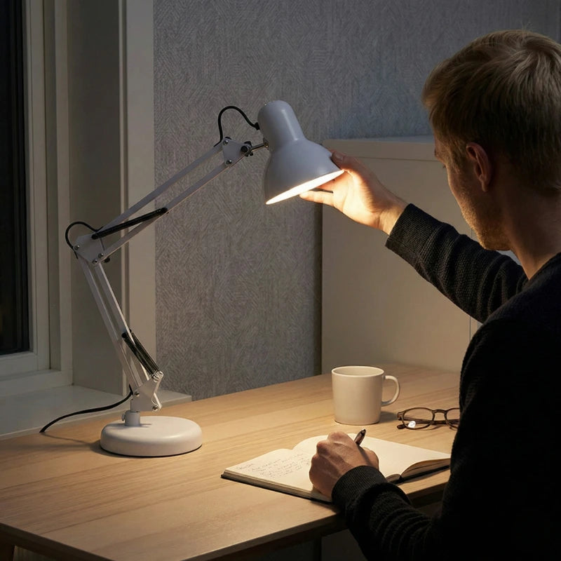 Un homme blond qui ajuste la Lampe de Bureau Articulée Blanche