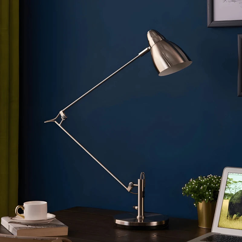 Lampe de bureau articulée chromée au-dessus d'un espace de travail épuré