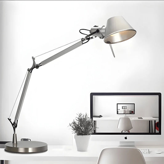 Lampe de bureau articulée design italien déployée sur un large espace de travail