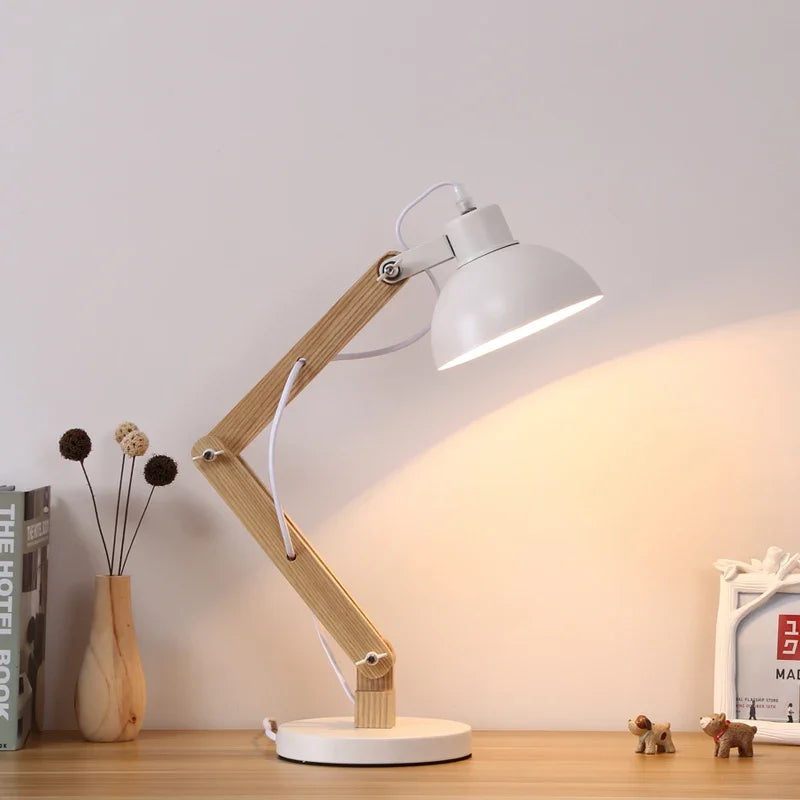 Lampe de Bureau Articulée en Bois blanche sur un bureau en bois
