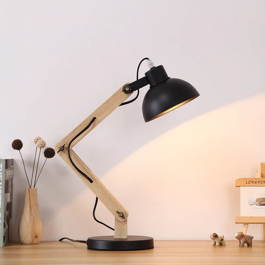 Lampe de Bureau Articulée en Bois sur un bureau en bois clair