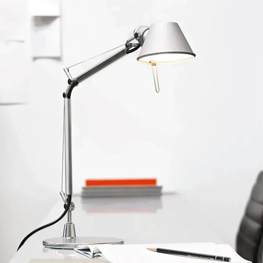 Lampe de bureau articulée en métal sur un bureau en verre